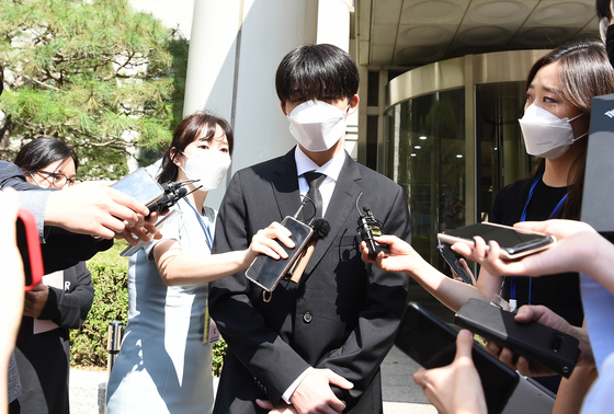 Singer B.I, a former member of boy band iKON, was handed down a three-year suspended prison sentence and four-year probation in September for using marijuana and LSD. [YONHAP]