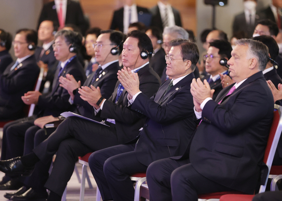 President Moon Jae-in, second from right, and Hungarian Prime Minister Viktor Orban, right, attend a Korea-Visegrad Group business forum at Budapest, Hungary, on Wednesday. [YONHAP]