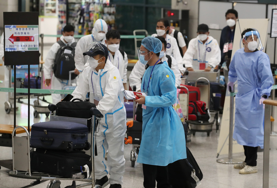 People entering Korea at the arrival hall in Incheon International Airport in October. The Employment Ministry announced that the government is relaxing its regulations to allow more foreign workers E-9 visas to enter the country as SMEs and farms are shorthanded. [YONHAP]