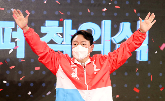 Yoon Seok-youl waves to the crowd at the Kim Koo Museum and Library in Yongsan District, central Seoul, Friday, after he is named as the main opposition People Power Party's candidate for next year’s presidential election. [JOINT PRESS CORPS]