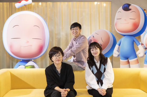 Front, screenwriters Song Jae-jung (left) and Kim Yoon-ju, and director Lee Sang-yeop who worked on Tving original series "Yumi's Cells" [TVING]