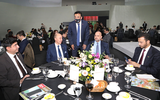 Azerbaijan Ambassador to Korea Ramzi Teymurov greets guests on National Flag Day and the first anniversary of the Victory Day of Azerbaijan at the Sevit Floating Island in southern Seoul on Monday. Seated from the right are U.A.E. Ambassador Abdulla Saif Alnuaimi, Kuwait Ambassador Bader Mohammad Alawadi, Morocco Ambassador Chafik Rachadi and Counselor of Azerbaijan Embassy Vasif Aliyev. [PARK SANG-MOON]