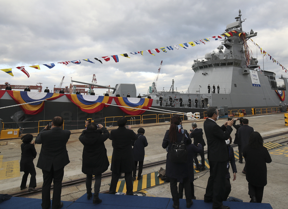Families of fallen Cheonan crewmembers pose in front of the new Navy frigate Cheonan, which was launched at Hyundai Heavy Industries' shipyard in Ulsan on Tuesday. [NEWS1]