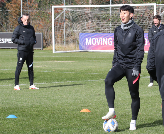 Korean national football team head coach Paulo Bento, left, looks on as captain Son Heung-min trains at Paju National Training Center in Paju, Gyeonggi on Wednesday. [YONHAP]