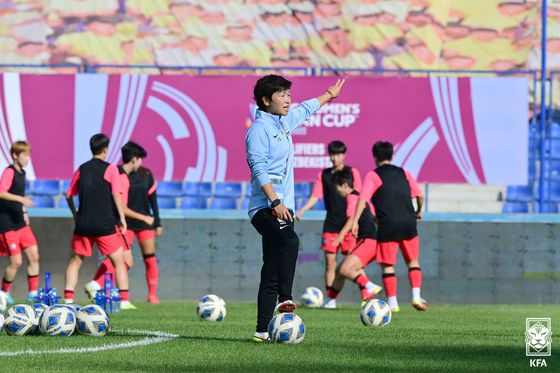 Hwang In-sun, center, works with the Taeguk Ladies in Pakhtakor Central Stadium in Tashkent, Uzbekistan ahead of a 2022 Women's Asian Cup qualifier between Korea and Mongolia on Sep. 17. At the time, Hwang was working as an assistant coach with the senior team. [KFA]