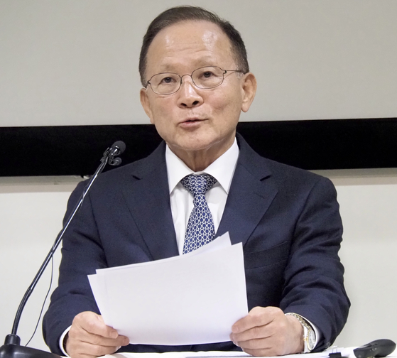 Korean Ambassador to the United States Lee Soo-hyuck speaks with a group of reporters in Washington, D.C. on Tuesday. [JOINT PRESS CORPS]