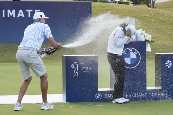 Ko Jin-young is congratulated by her caddy after winning the BMW Ladies Championship at LPGA International Busan in Busan, on Oct. 24. [AP/YONHAP]
