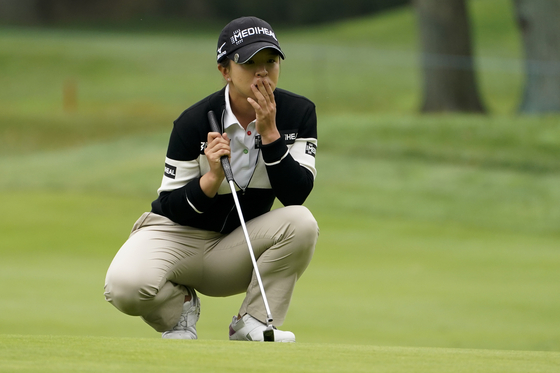 Kim Sei-young reads the fourth green in the first round of the Cognizant Founders Cup LPGA golf tournament on Oct. 7 in West Caldwell, New Jersey. [AP/YONHAP]
