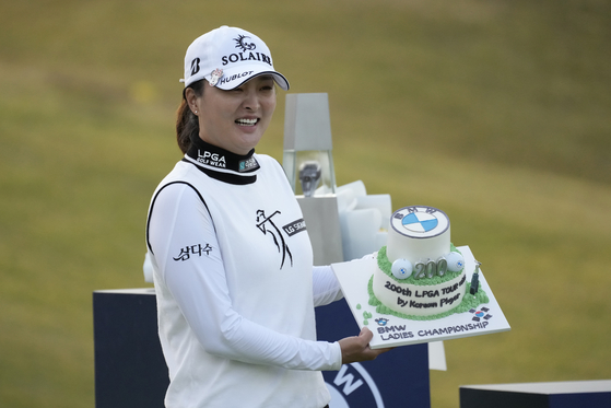 Ko Jin-young poses with the cake after winning the BMW Ladies Championship at LPGA International Busan in Busan, on Oct. 24. [AP/YONHAP]