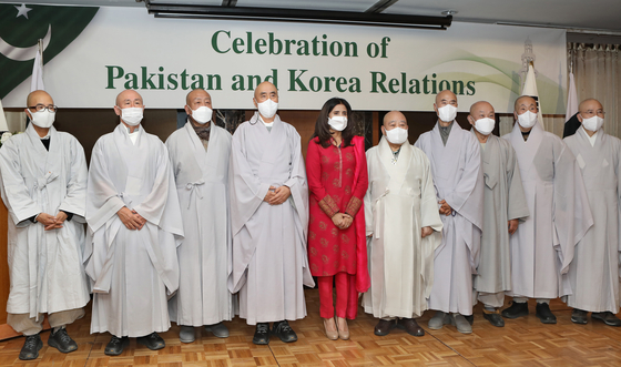 Ambassador of Pakistan to Korea Mumtaz Zahra Baloch, sixth from right, and Venerable Wonhaeng, president of Jogye Order of Korean Buddhism, fifth from right, attend a ceremony to celebrate Pakistan-Korea relations at the Lotte Hotel Seoul on Thursday, during which Wonhaeng was awarded the Sitara-I-Pakistan award in recognition of his contribution to the cultural relations of the two countries. [PARK SANG-MOON]
