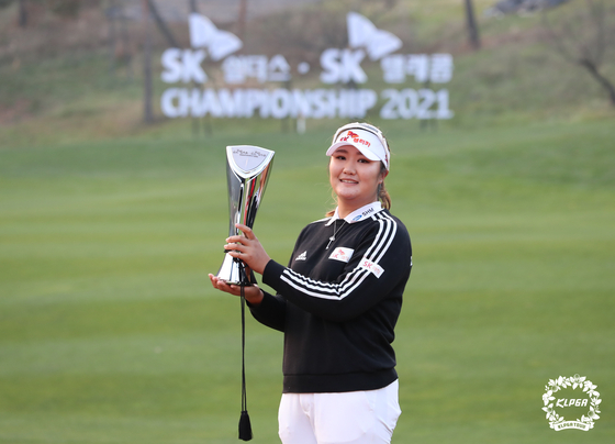 Ryu Hae-ran celebrates winning the SK Shieldus-SK Telecom Championship 2021 at Lavie Est Belle Golf & Resort in Chuncheon, Gangwon, on Sunday. [KLPGA]