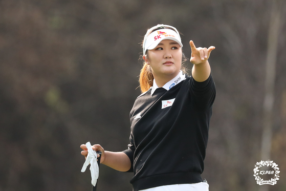 Ryu Hae-ran checks the course at SK Shieldus-SK Telecom Championship 2021 at Lavie Est Belle Golf & Resort in Chuncheon, Gangwon, on Sunday. [KLPGA]