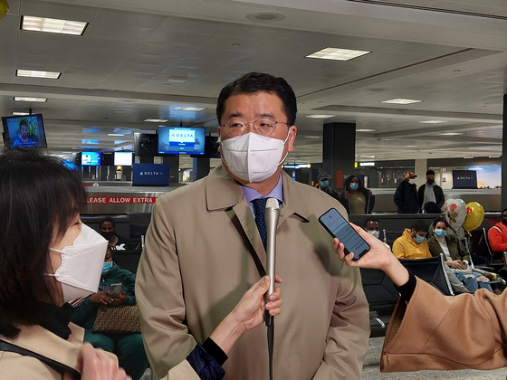 South Korean First Vice Foreign Minister Choi Jong-kun speaks to reporters at Dulles International Airport outside Washington, D.C. Sunday. [NEWS1]