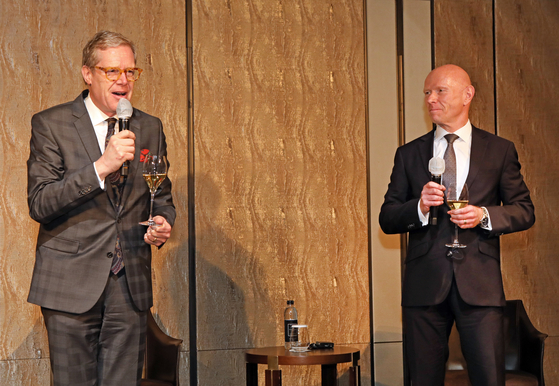 Swiss Ambassador to Korea Linus von Castelmur, left, and Norwegian Ambassador to Korea Frode Solberg, right, address guests at a special event to celebrate the 15th anniversary of the FTA between the European Free Trade Association (EFTA) and Korea at the Four Seasons Hotel in Seoul on Monday. Korea signed the FTA with EFTA members, which are Iceland, Liechtenstein, Norway and Switzerland, in 2005, and the FTA took effect the following year. It marked the first time that Korea signed an FTA with an association of countries. [PARK SANG-MOON]
