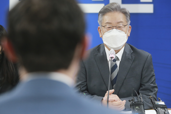  Ruling Democratic Party presidential candidate Lee Jae-myung speaks with U.S. Senator Jon Ossoff at the party headquarters on Friday. [JOINT PRESS CORPS]