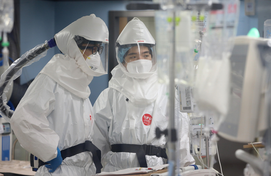 Medical staff at Bagae General Hospital in Pyeongtaek, Gyeonggi, treat a critically ill Covid-19 patient in an intensive care unit on Monday. [NEWS1]