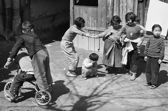 Photographer Han Young-soo (1933-99) took pictures of Korean society, and some from the same era as Park's paintings, the 1950-60s, are on display for visitors to get a grasp of the life of Koreans during that time. [MMCA]