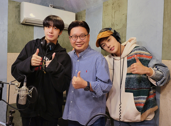 From left, Hyungwon of boy band Monsta X, Professor Seo Kyoung-duk and Monsta X’s Minhyuk [STARSHIP ENTERTAINMENT]