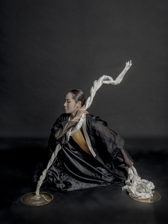 A dancer at the National Dance Company of Korea performs "Holcum II." [NATIONAL THEATER OF KOREA]