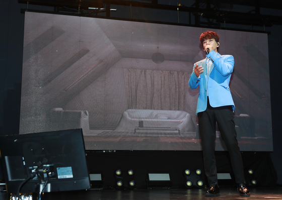 Singer Hwang Chi-yeol holds a concert on Dec. 4 and 5 at the KBS Arena. [ILGAN SPORTS]