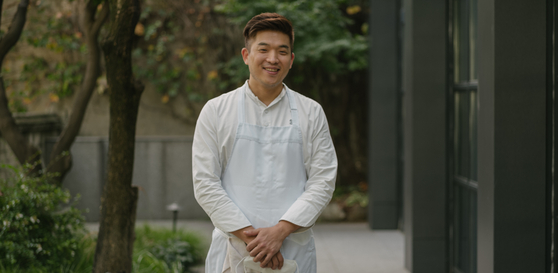 Chef Sung Anh of restaurant Mosu Seoul, who announced earlier this month his plan to open a branch of the same name in Hong Kong, poses in the garden of the Seoul location in central Seoul's Yongsan District. [MATTY YANGWOO KIM]