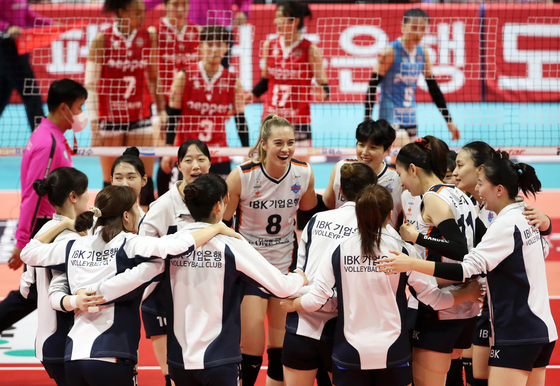 IBK Industrial Bank celebrate winning their first match of the season against the Pepper Savings Bank AI Peppers 3-2 on Tuesday at Pepper Stadium in Gwangju. IBK Industrial Bank won the first set 25-21, then conceded the next two sets 27-25, 25-19. IBK took the last two sets 25-14 and 15-9, sealing their win. [YONHAP]