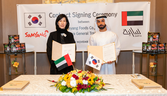 Samyang Foods CEO Kim Jung-soo, left, and Sarya General Trading CEO Abdulla Mohamed Helal Al Kaabi pose at a partnership agreement signing in the UAE on Tuesday. [SAMYANG FOODS]
