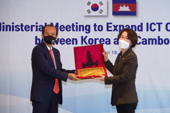 Science and ICT Minister Lim Hye-sook poses for a photo with Cambodia's Minister of Post and Telecommunications Chea Vandeth at the Josun Palace hotel in Gangnam District, southern Seoul, on Thursday. The two ministers met to discuss possible future cooperation in the field of information and communications technology. [YONHAP]