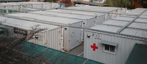 Mobile negative pressure rooms have been set up in a parking lot of the Seoul Metropolitan Seobuk Hospital in northern Seoul on Thursday. Due to the surge in new infections, 80.9 percent of beds for critical Covid-19 patients were occupied by Wednesday's end. [YONHAP]