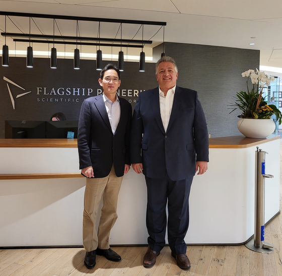 Samsung Electronics' vice chairman Lee Jae-yong, left, meets with Noubar Afeyan, founder and director of the board at Moderna, at the pharmaceutical company’s headquarters in Massachusetts on Tuesday. [SAMSUNG ELECTRONICS]