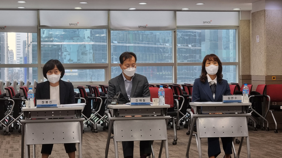 Officials from the Korea Communications Commission (KCC) speak during a meeting with local associations representing the start-up, mobile and gaming companies to hear their thoughts on the ″Anti-Google law″ on Oct. 19 at Gangnam, southern Seoul. [YOON SO-YEON]