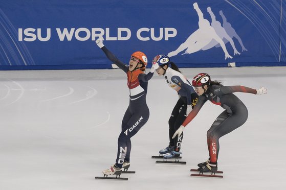 Lee Yu-bin, center, crosses the finish line second at the women's 1500m final at the ISU World Cup Short Track Speed Skating series in Debrecen, Hungary on Saturday, winning the silver medal. [XINHUA/YONHAP]