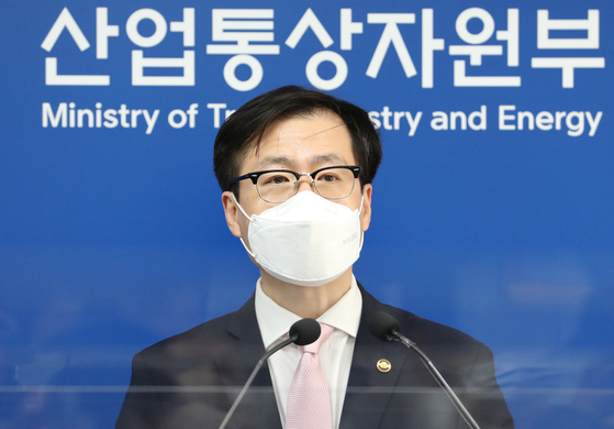 Korean Trade Minister Yeo Han-koo gives a briefing on the meeting with U.S. Trade Representative Katherine Tai on Monday at the government complex in Seoul. [YONHAP]