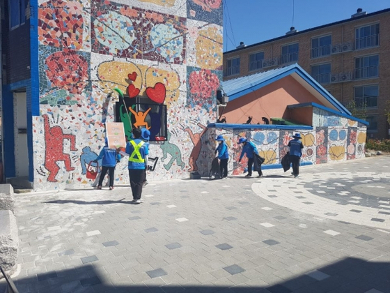 A public mural drawn in Yangju, Gyeonggi as part of Culture Ministry's efforts to offer employment to the artists suffering in the prolonged Covid-19 pandemic. [YANGJU CITY HALL]