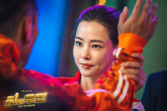 It's woman against woman in ″One the Woman.″ Lee Ha-nee is a successful prosecutor from a family of gangsters. [SBS]