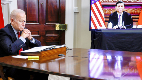 U.S. President Joe Biden holds a virtual summit with Chinese leader Xi Jinping at the White House in Washington on Nov. 15. [REUTERS/YONHAP]