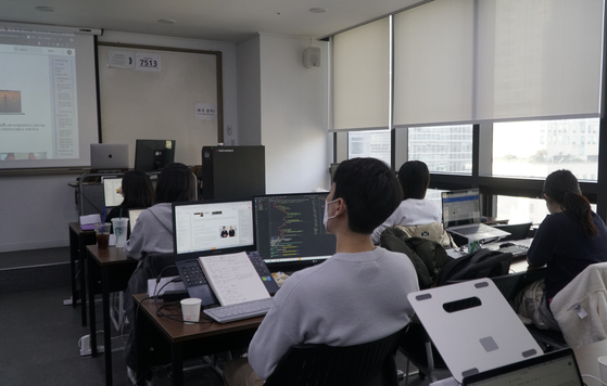 Students take a developer prep course at the Day 1 Company classroom in Gangnam District, southern Seoul, on Nov. 5. [KIM JUNG-MIN] 