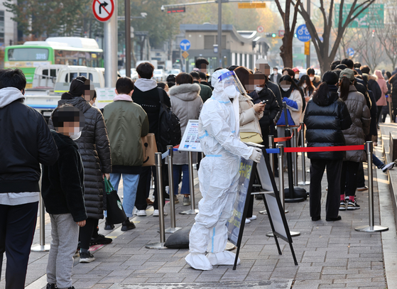 People wait in line to get tested for Covid-19 at a public health center in Songpa District, southern Seoul, on Thursday. [YONHAP]