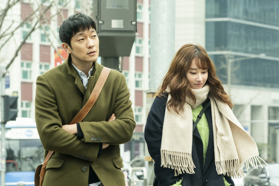 Jun and actor Son Seok-gu in their new romantic comedy film “Nothing Serious,” which hit local theaters on Nov. 24. [CJ ENM] 