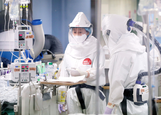 Medical professional at a hospital in Pyeongtaek, Gyeonggi, which is designated to treat Covid-19 patients, take care of a critically ill patient on November 24, when the number of daily cases surpassed 4,000 for the first time. [NEWS1]