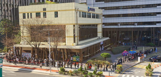 People wait in line to get tested for Covid-19 at a public health center in Songpa District, southern Seoul, on Friday. [YONHAP]