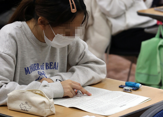 High school students take the national 2022 College Scholastic Ability Test (CSAT) in Seoul on November 18. [JOINT PRESS CORPS]