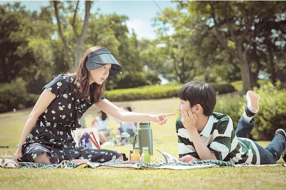 Actor Lee You-young, left, shows her cheerful and comical side in the movie "Perhaps Love." [NEW]