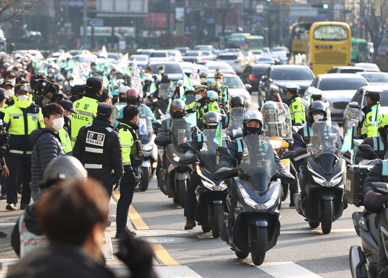 Food delivery drivers, who are members of one of Korea’s largest labor unions — the Korean Confederation of Trade Unions — head toward the Blue House on Sunday demanding that the government fund a benefit society for them. It has been reported that the Finance Ministry has opposed using the government’s budget to finance the establishment of a private benefit society. The delivery drivers argue that many struggle to subscribe to private insurance because of the high costs and even if they do, it doesn’t cover any injury sustained when working and thus require the help of the government. [YONHAP]