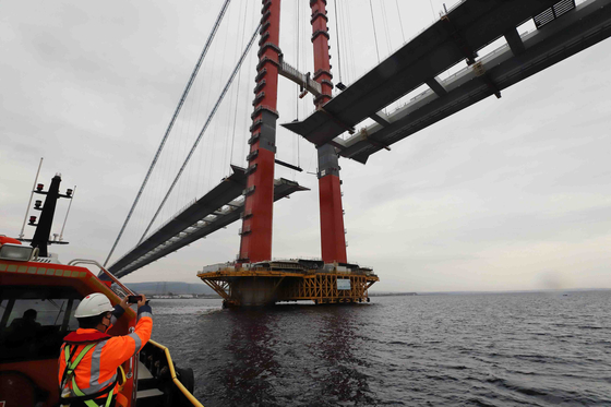 The final plate of the Canakkale Bridge in Turkey being placed. Korean developers including DL E&C and SK ecoplant have been participating in the construction of the world’s longest suspension bridge. The bridge was initially targeted to open in October 2023 to celebrate the founding of Turkey’s Republic. However, because less time was needed for construction was needed then initially estimated, the bridge is expected to open to the public in January next year. The Korean construction companies started work on the bridge in March 2018. [YONHAP] 