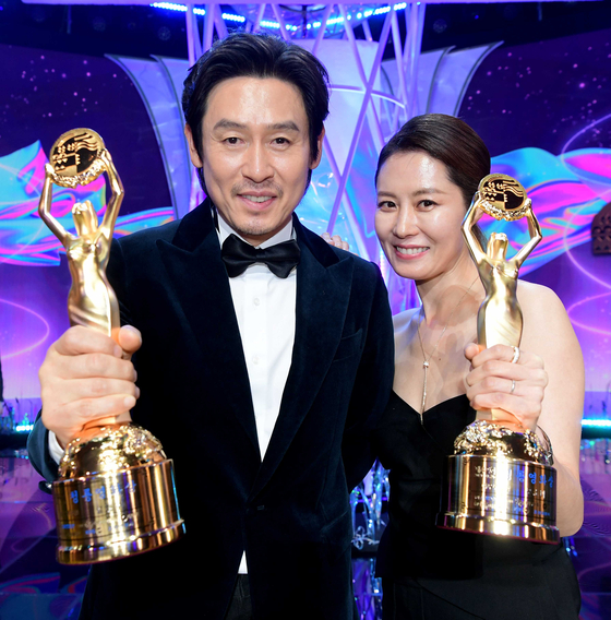 Actors Seol Kyung-gu, left, and Moon So-ri, the winners of the Best Actor and Best Actress Awards at the 42nd annual Blue Dragon Film Awards. [JOONGANG ILBO] 