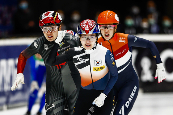 Lee Yu-bin beat Courtney Sarault of Canada and Suzanne Schulting of the Netherlands during the 1500-meter semi-finals at the ISU World Cup Short Track Speed Skating in Dordrecht, the Netherlands on Saturday. [EPA/YONHAP]