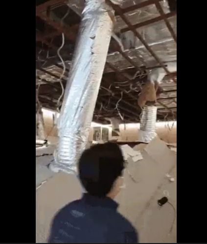 The scene of the ceiling collapse inside a third-floor underwear shop at The Hyundai Seoul department store in Yeouido, western Seoul, on Monday. [TWITTER SCREENSHOT]
