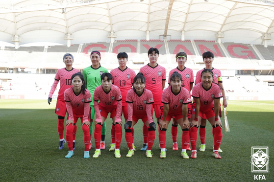 The Korean national women's football team pose for a picture ahead of their first friendly against New Zealand held on Saturday at Goyang Stadium in Gyeonggi. [NEWS1]