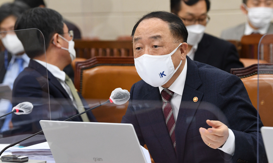 Finance Minister Hong Nam-ki answering questions by lawmakers during the National Assembly's Strategy and Finance Committee on real estate capital gains tax and virtual assets investment taxation on Tuesday. [YONHAP] 